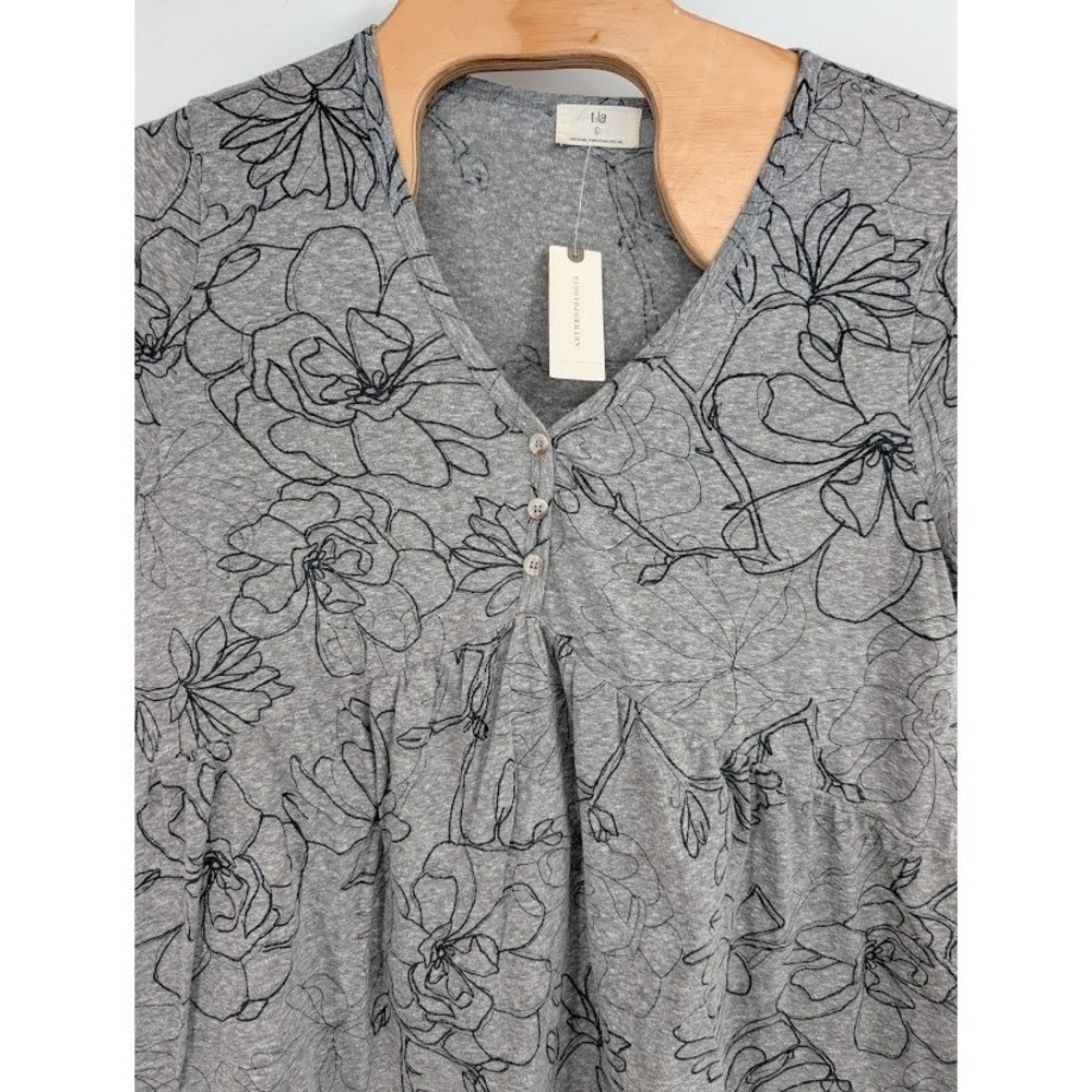 T. La Anthropologie NWT Women's Grey Floral Wilder Short Sleeve Vneck Tunic L - Picture 2 of 6